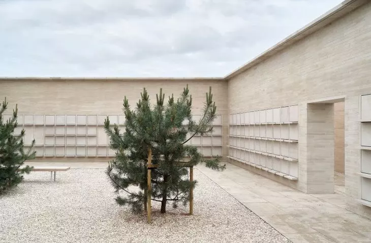In this space of reverie and recollection, separated from the hustle and bustle, such elements as benches made of solid wood were kept in mind