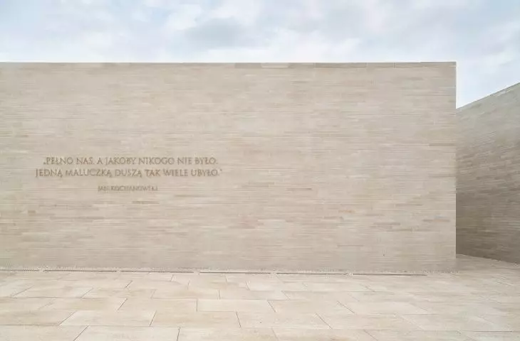 the central wall of the square is adorned with a line from Jan Kochanowski's trene describing the emptiness felt by the poet after the loss of his daughter