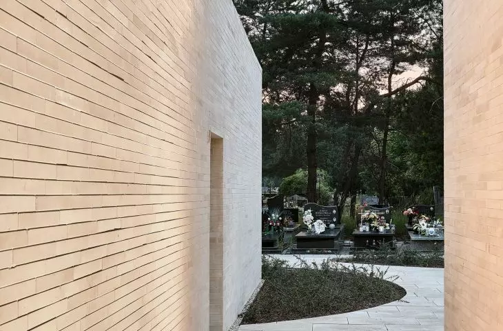 The architects also took care of the lighting, which gently leads through the passages between the modules