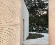 The architects also took care of the lighting, which gently leads through the passages between the modules