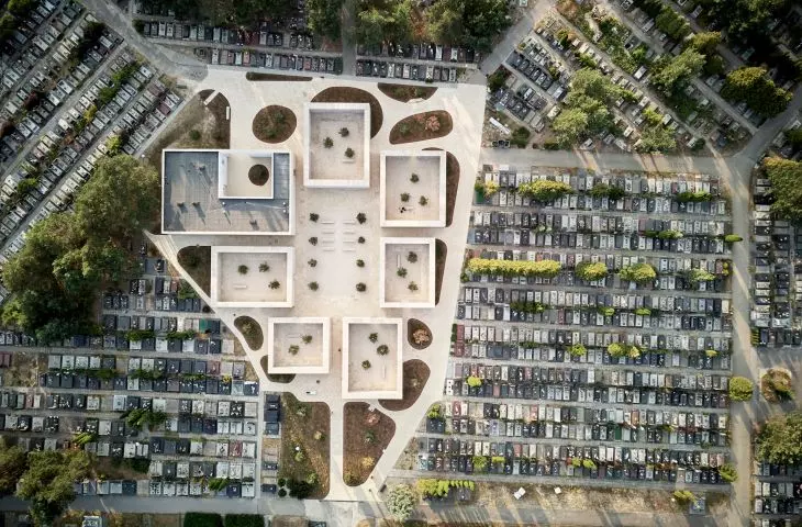 the central square of the columbarium was located on the main axis of the cemetery, in the place where a chapel was formerly planned to be built
