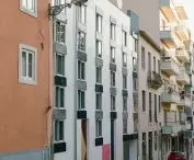 Fasadę tworzą rygorystycznie i gęsto umieszczone okna