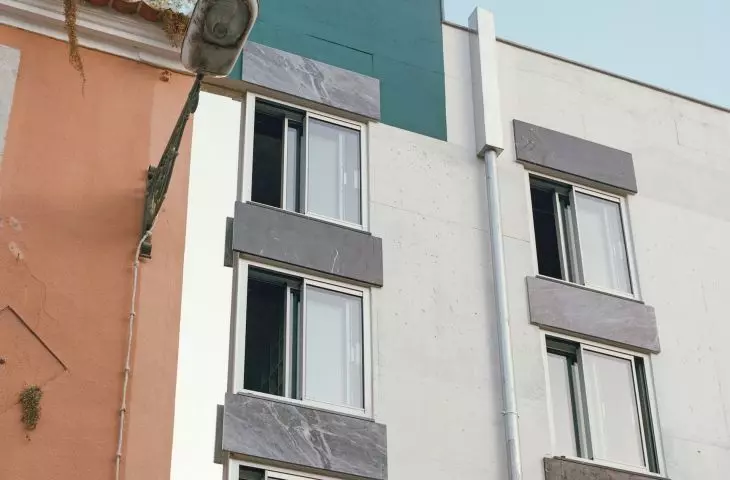 elewacja domu o niezliczonych oknach w Lizbonie