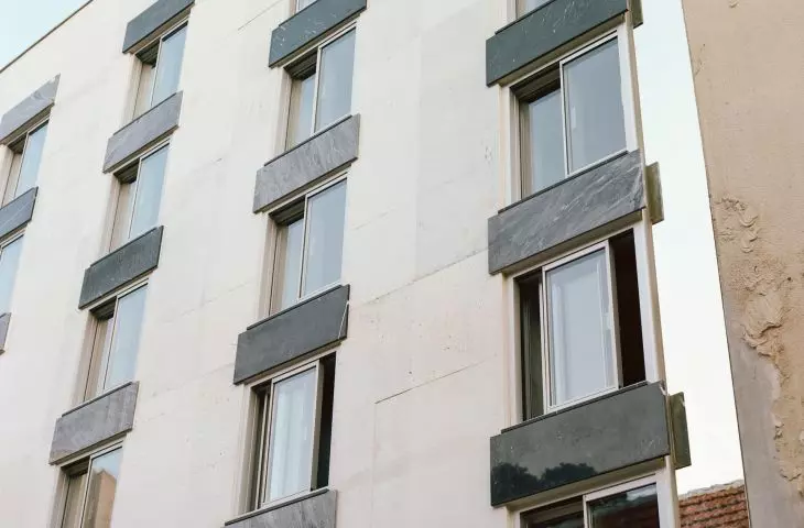 przez ciąg okien do wnętrz wpadają wiązki śródziemnomorskiego słońca