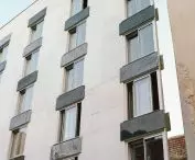 przez ciąg okien do wnętrz wpadają wiązki śródziemnomorskiego słońca