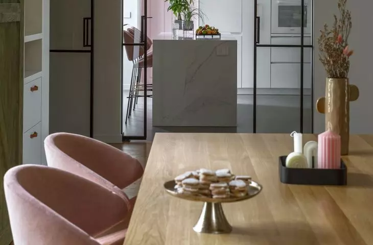 The architect juxtaposed diverse textures
