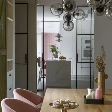 The architect juxtaposed diverse textures
