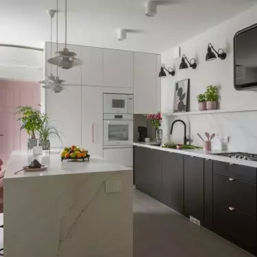 In the kitchen, the architect used accents of dirty pink