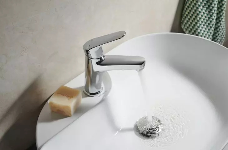Otava standing washbasin faucet with economy aerator