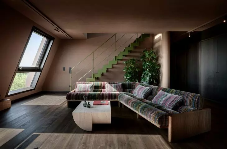 Salon w apartamentowcu Van B w Monachium