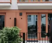a solution widely used in new construction, i.e. gardens on the first floor separated from the street by a metal fence