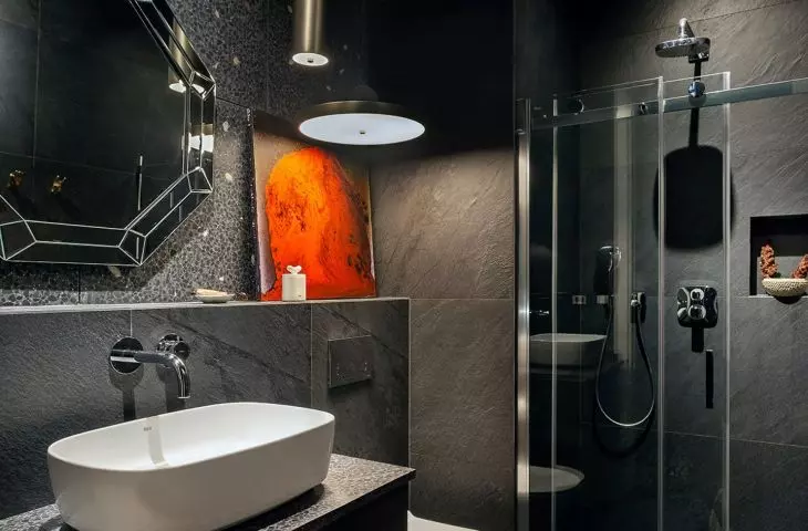Red painting will enliven a dark bathroom