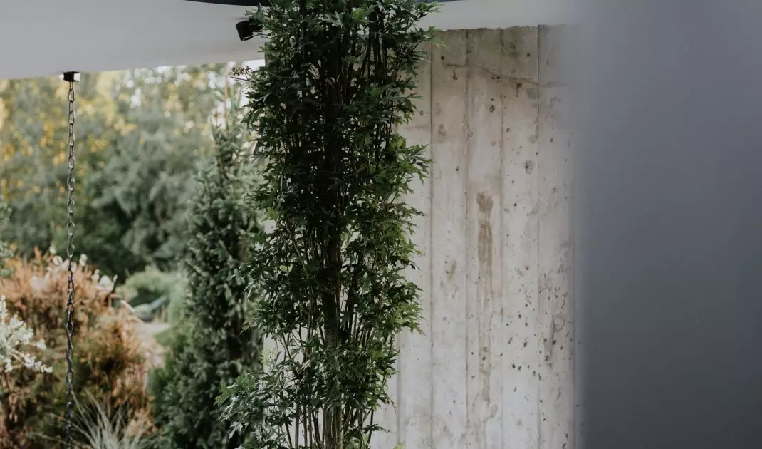 Otwory w płycie stropu inspirowane są projektami japońskiego architekta Tadao Andō