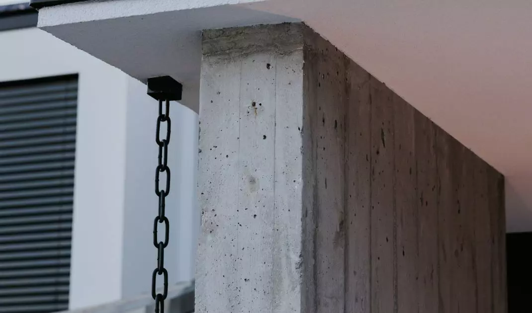 Żelbetowe ściany stanęły po dwóch stronach domu
