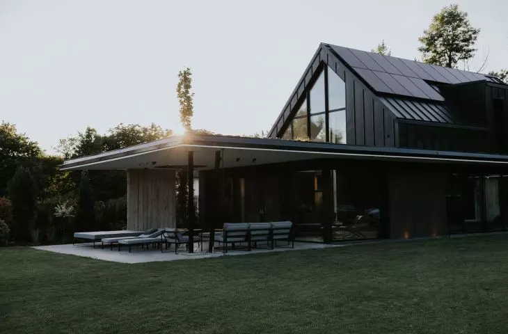 The design uses a lot of glass, concrete and stone