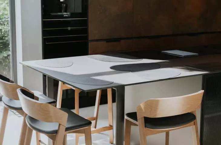  Rust quartz sinter was used on the fronts of the kitchen furniture