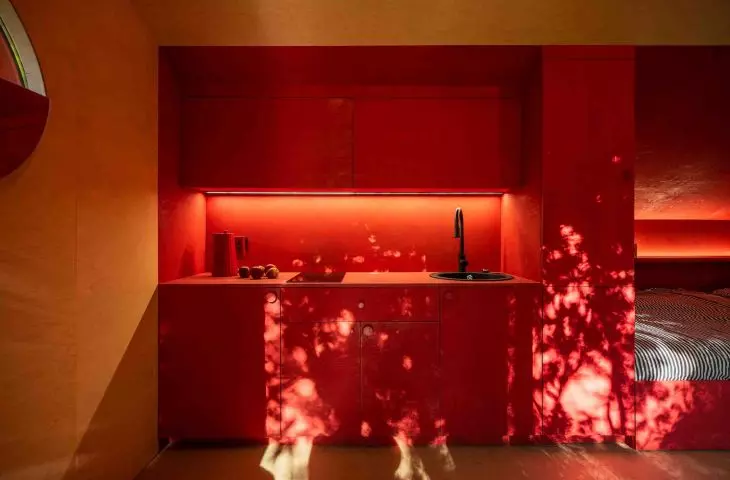 Dom koloru na ogródku działkowym od NOKE Architects