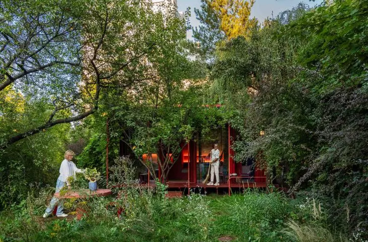 Dom koloru na ogródku działkowym od NOKE Architects
