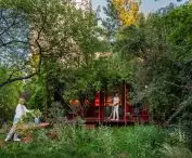 Dom koloru na ogródku działkowym od NOKE Architects