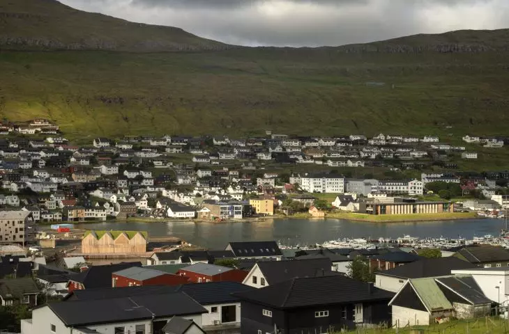 Panorama na Klaksvik. Po lewej stronie widać dach klubu wioślarskiego projektu Henning Larsen