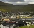 Panorama na Klaksvik. Po lewej stronie widać dach klubu wioślarskiego projektu Henning Larsen