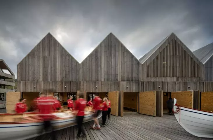Fasada nawiązuje do lokalnych rozwiązań architektonicznych