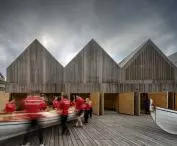 Fasada nawiązuje do lokalnych rozwiązań architektonicznych