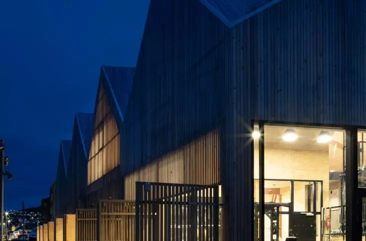 Klub wioślarski projektu Henning Larsen o zmierzchu