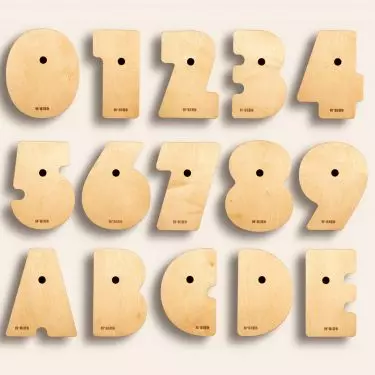 The booths are shaped like numbers and letters, from which we can arrange the number of the building