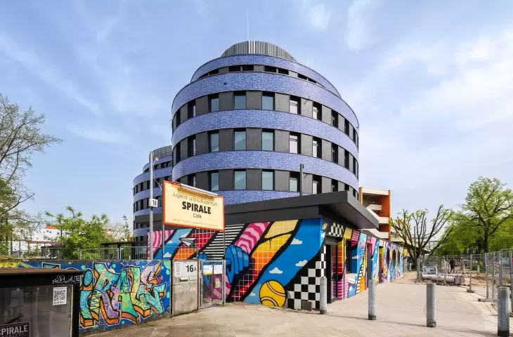 Na pierwszym planie widać graffiti berlińskiego artysty TOBO