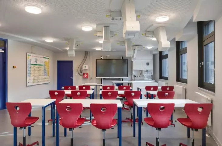 Sala lekcyjna w Pears Judischer Campus projektu Tchoban Voss