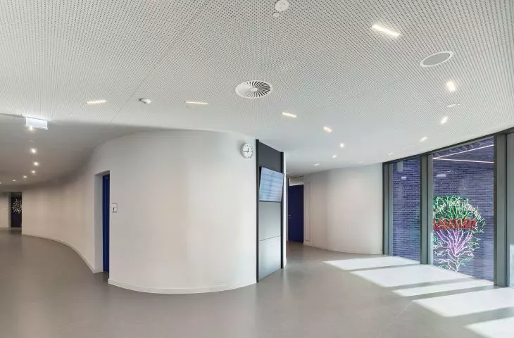 Instalacja świetlna ciągnie się przez wysokość dwóch pięter