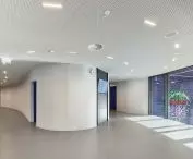 Instalacja świetlna ciągnie się przez wysokość dwóch pięter