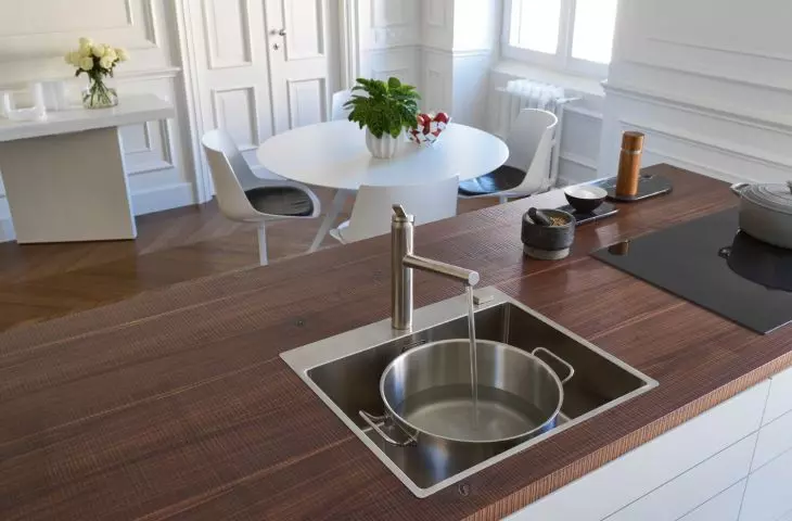 Box series steel bowl and Tango Neo Pull Out kitchen faucet
