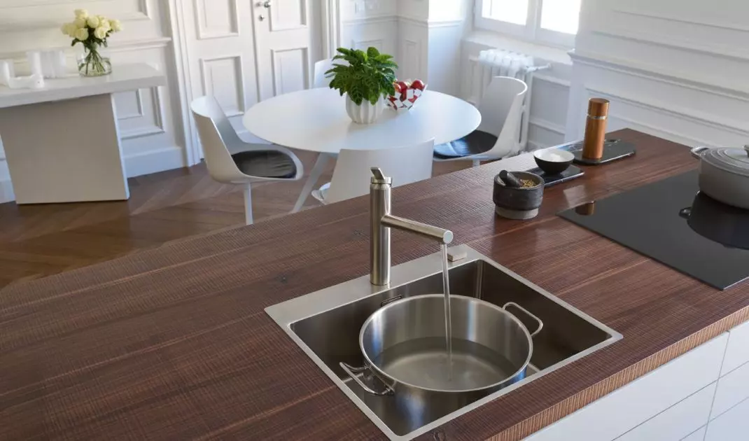 Box series steel bowl and Tango Neo Pull Out kitchen faucet