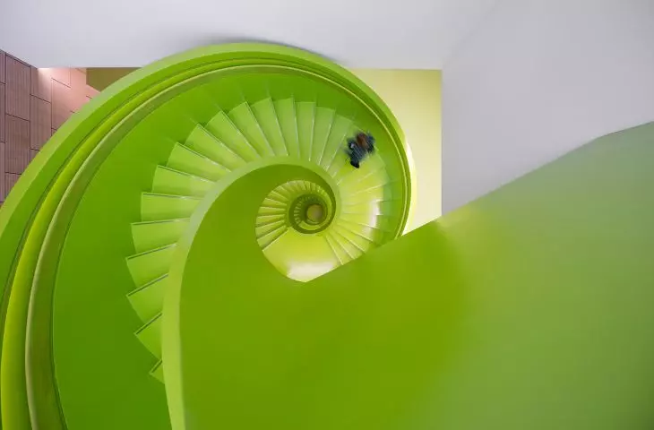 Zdjęcie spirali schodów w kampusie Lego