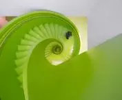 Zdjęcie spirali schodów w kampusie Lego
