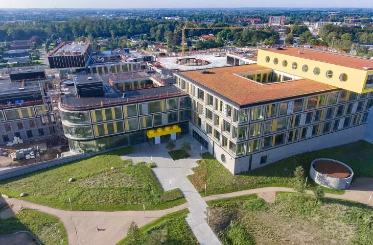 Widok na budynki kampusu razem z parkiem