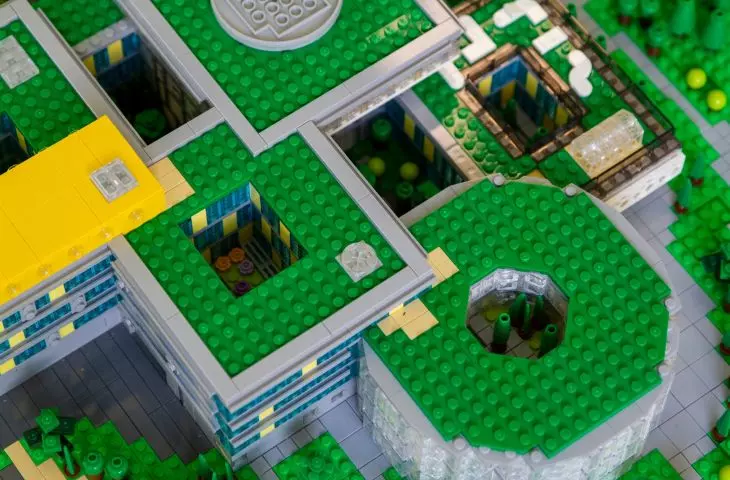 Kampus Lego zrobiony z klocków Lego