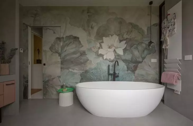 The gray bathroom was varied with pink accents