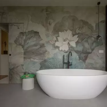 The gray bathroom was varied with pink accents
