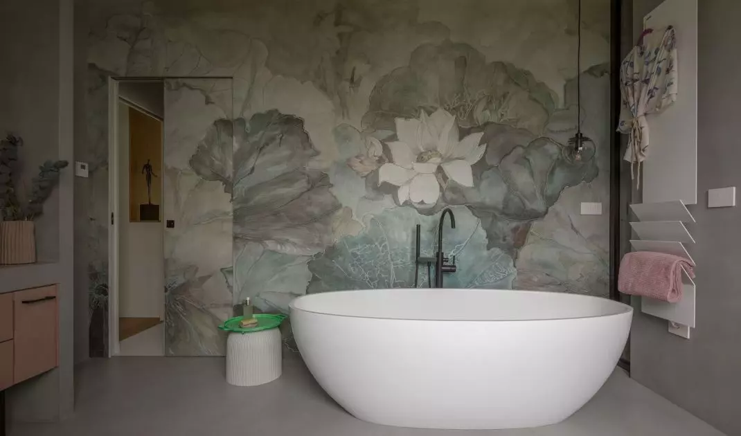 The gray bathroom was varied with pink accents