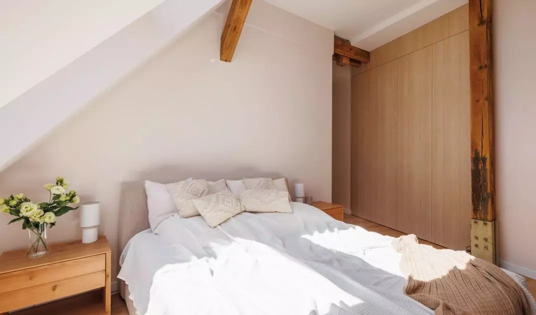 Na jednej ze ścian znajduje się zabudowa projektu stolarni Decoroom