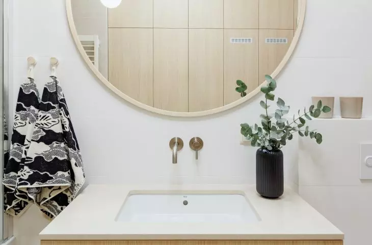 Glazed stoneware was used in the bathroom