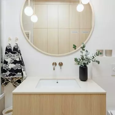 Glazed stoneware was used in the bathroom