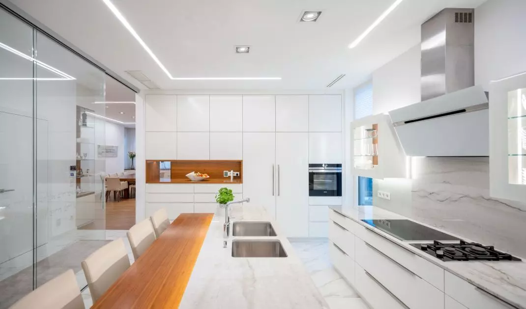 Monochromatic arrangement is striking, but requires selection of appropriate lighting