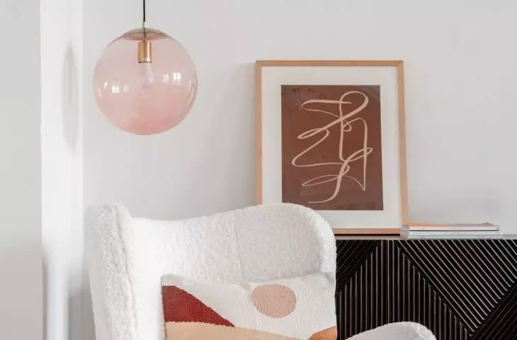 Lampy z kloszami z barwnego szkła tworzą ciekawy efekt wizualny
