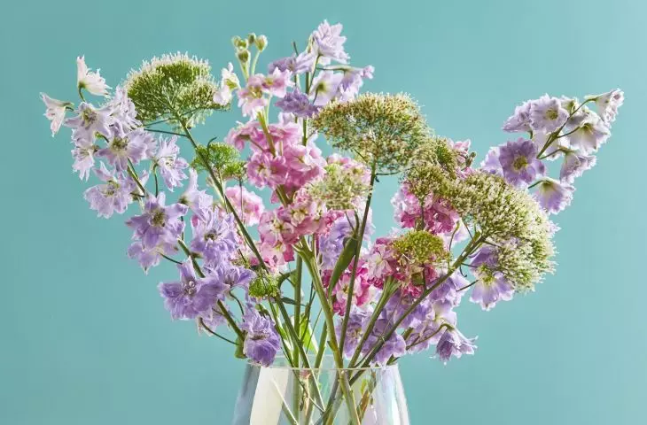 A colorful vase will make the bouquet look beautiful