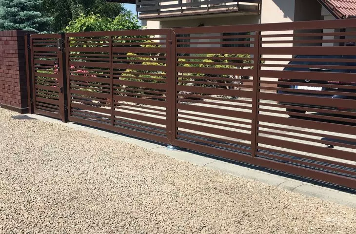 2-wing gate and wicket in horizontal-mixed arrangement (8 cm and 3 cm profiles)