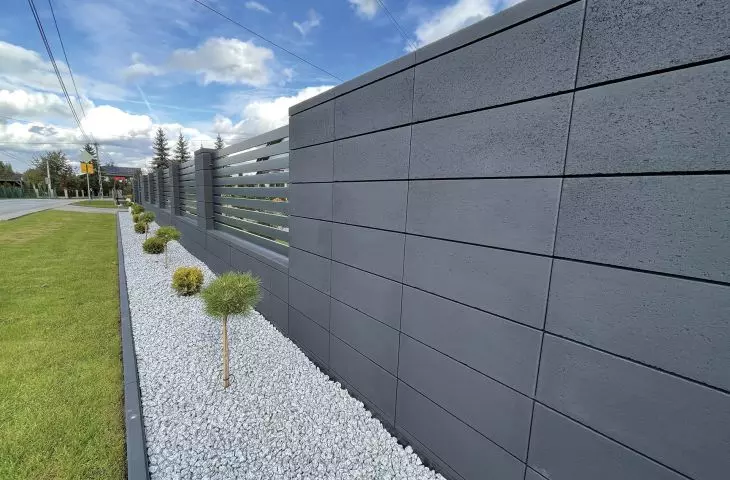 Ogrodzenie murowane z betonowych bloczków modułowych 